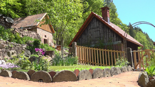 Das historische Biedermeier-Haus im Christophstal bei Freudenstadt im Grünen.