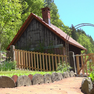Das historische Biedermeier-Haus im Christophstal bei Freudenstadt im Grünen.