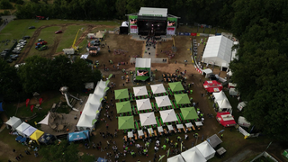 Luftaufnahme des Festivalgeländes „Haigern live“ oberhalb von Flein mit Bühne, Festzelten und Besucherbereichen.