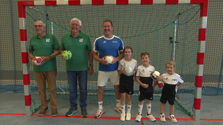 Mehrere Generationen von Handballspielerinnen und -spielern aus Flein stehen zusammen auf dem Spielfeld – vom Nachwuchs bis zur Oberliga.