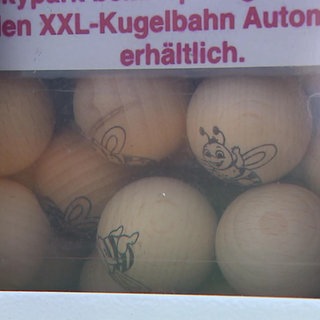 Kugeln für die Waldkugelbahn in einem neuen Automaten