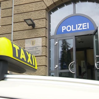 Taxifahrer schützt Rentnerin nach Betrüger-Anruf