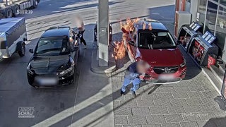 Brennendes Auto an der Zapfsäule