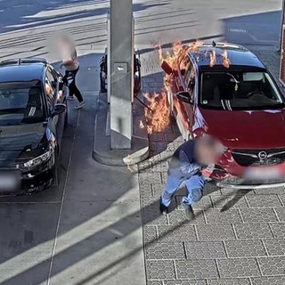 Brennendes Auto an der Zapfsäule