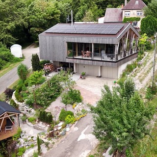 Holzhaus auf einer Garage bei Aalen