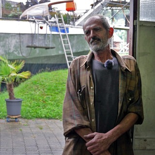 Holger Bührle steht vor seiner Yacht, die er in Freiburg in seinem Vorgarten baut.