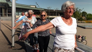 Gerda Forster leitet eine Sportgruppe für Senioren in Fellbach.
