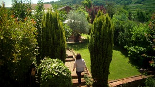 Petra deutscher läuft die Stufen in ihrem Garten in Endingen-Königschaffhausen hoch.