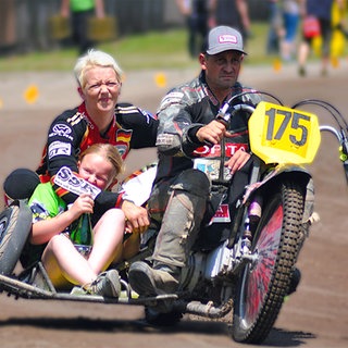 Rennfahrer Imanuel Schramm ist im Seitenwagenrennen erfolgreich. Im Seitenwagen sitzen Melanie Meier-Zengin und ein Kind.