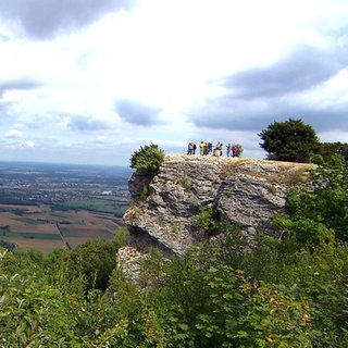 Wanderer stehen auf dem Breitenstein am Albtrauf der Schwäbischen Alb bei Ochsenwang.
