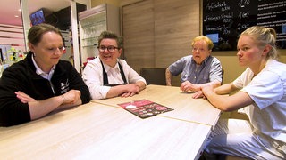 Vier Frauen der Metzgerfamilie Kopf aus Lauffen am Neckar sitzen an einem Tisch.