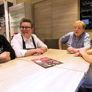 Vier Frauen der Metzgerfamilie Kopf aus Lauffen am Neckar sitzen an einem Tisch.