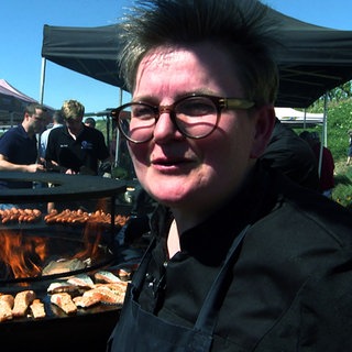 Metzgerei in Lauffen organisiert Brunch im Weinberg. Annette Kopf steht vor dem Grill.