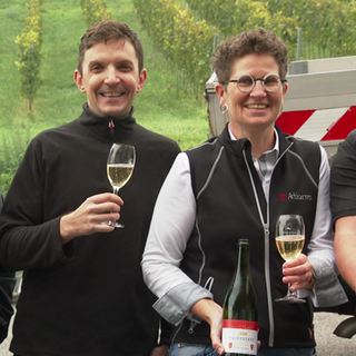 Winzer am Kaiserstuhl trinken Hauptstadtsekt