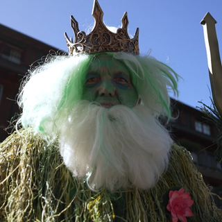 Mann verkleidet als Mummelseekönig