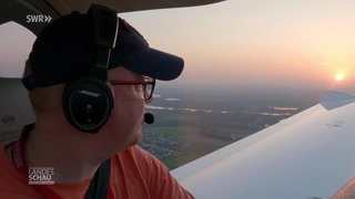 Ralf Krepper fliegt mit dem Flugzeug über den Rhein