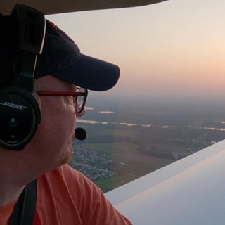 Ralf Krepper fliegt mit dem Flugzeug über den Rhein