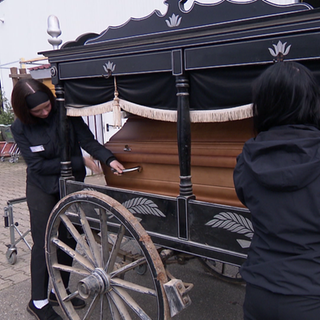 Bestatter ersteigert historischen Leichenwagen