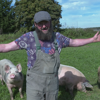 Bauer Heinis spricht in die Kamera.