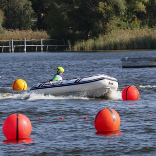 Jüngster Weltmeister fährt mit seinem Boot.