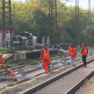  Bahnarbeiter arbeiten auf den Gleisen in Kornwestheim.