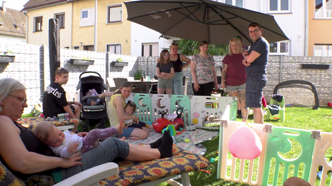Familie Zeilfelder feiert im Garten den Geburtstag ihrer Drillinge.