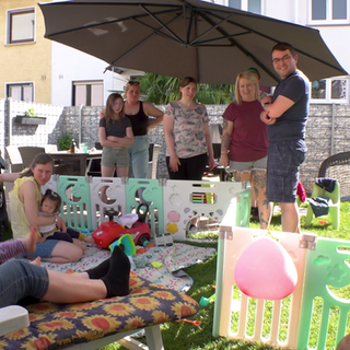 Familie Zeilfelder feiert im Garten den Geburtstag ihrer Drillinge.