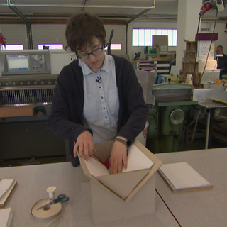 Leontine arbeitet in der Buchbinderei Mende in Stuttgart-Untertürkheim.