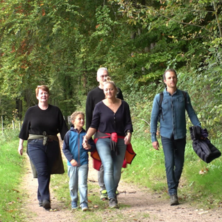 Eine Familie macht eine Wanderung. 