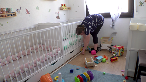 Bei Familie Zeilfelder aus Ettlingen wird umgebaut. Mama Monika räumt das Wohnzimmer um.