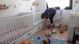 Bei Familie Zeilfelder aus Ettlingen wird umgebaut. Mama Monika räumt das Wohnzimmer um.