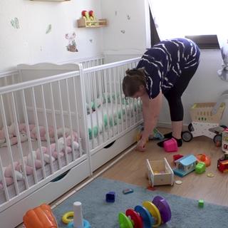 Bei Familie Zeilfelder aus Ettlingen wird umgebaut. Mama Monika räumt das Wohnzimmer um.