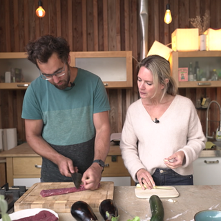 Schäfer Lukas von Mackensen grillt Lammlachse und Gemüse.