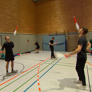 Die Weltmeister Moritz Rosner und Julian Kloos jonglieren in einer Sporthalle in Tübingen.