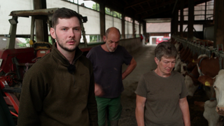 Die Tierärzte Jörg und Lukas Bretzinger sitzen im Auto udn fahren zu einem Einsatz.