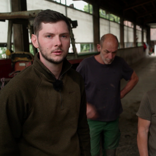 Die Tierärzte Jörg und Lukas Bretzinger sitzen im Auto udn fahren zu einem Einsatz.