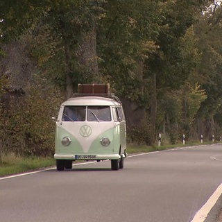 VW-Bulli fährt auf einer Straße