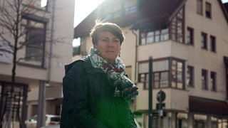 Sonja Faber-Schrecklein steht im Stadtzentrum von Mössingen.