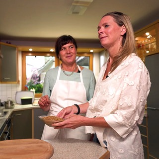 Pia Münch und Susanne Nett kochen Linsen mit Spätzle.