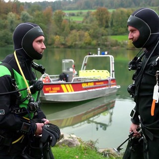 Ehrenamtliche Rheintaucher im Einsatz