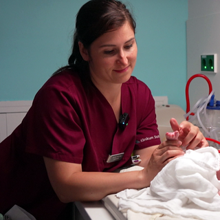 Hebamme Sandra Münzmay untersucht ein Neugeborenes. 