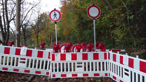 Absperrung der Straße, die zum Ludwigsburger Restaurant "Genuss im Grünen" führt.