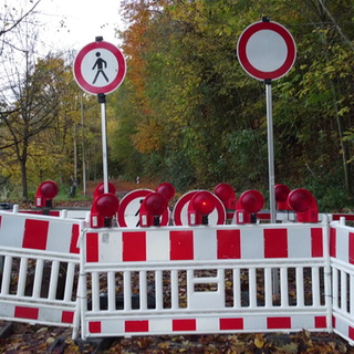 Absperrung der Straße, die zum Ludwigsburger Restaurant "Genuss im Grünen" führt.