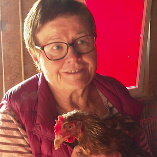 Huhn Bertha hat den Perlenohrring von Bäuerin Luise Keller gegessen.