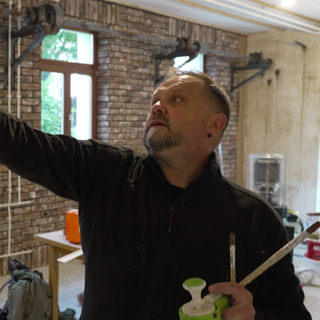 Airbrush-Maler Ralf Schmied bei der Arbeit.