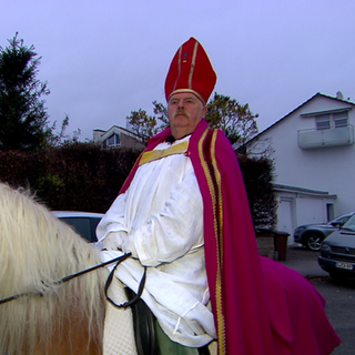 Gerhard als St. Martin auf seinem Pferd.