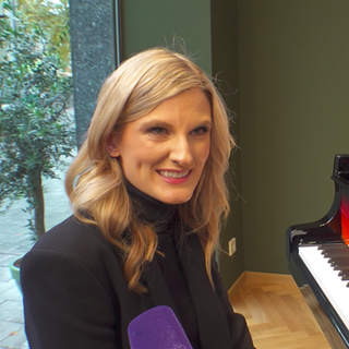 Schlagerprinzessin Madlen Rausch am Klavier.