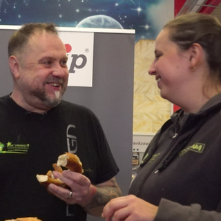 Ralf mit seinen Töchtern im Baumarkt.