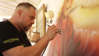 Ralf sprayt für einen prominenten Auftraggeber.