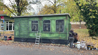 Ein Trafohäusschen als alter Zug-Waggon.